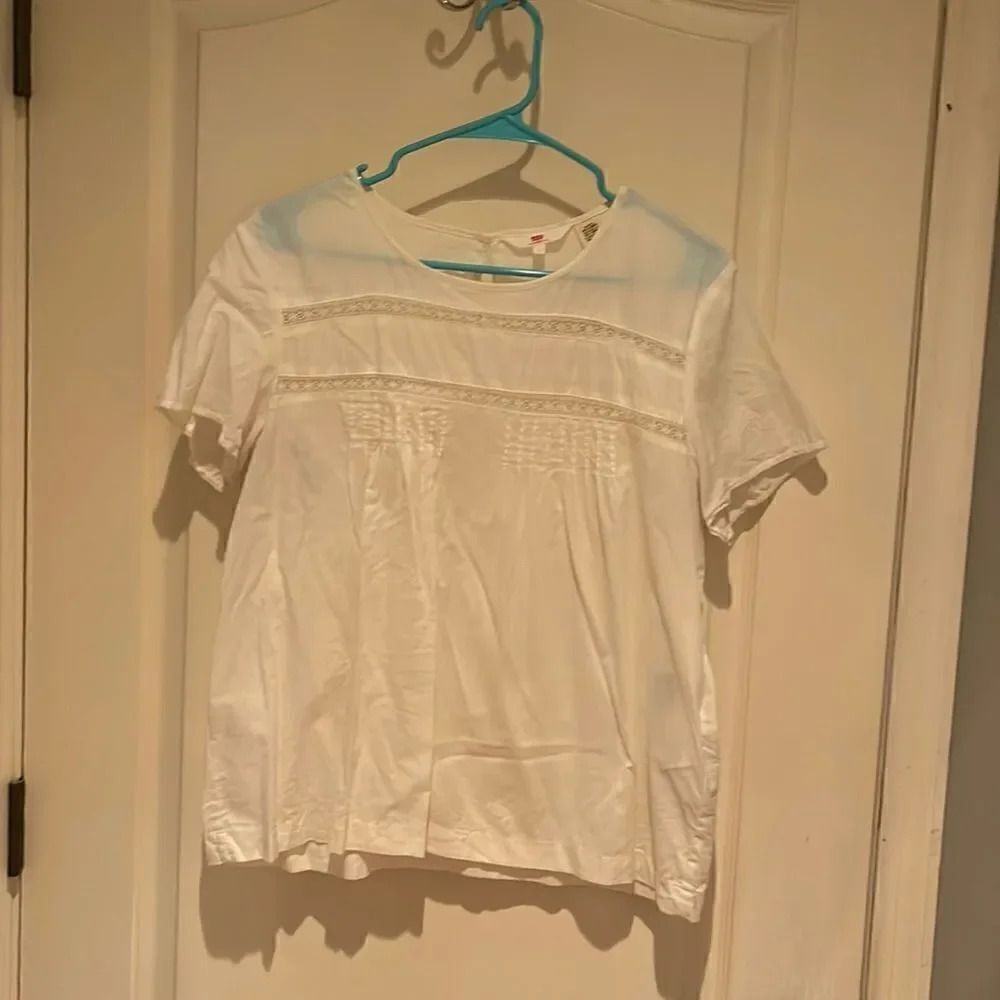 Love this creamy Blouse buy Levi’s size large